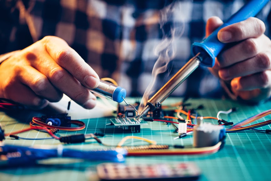 الفرق بين الأجهزة الإلكترونية والكهربائية