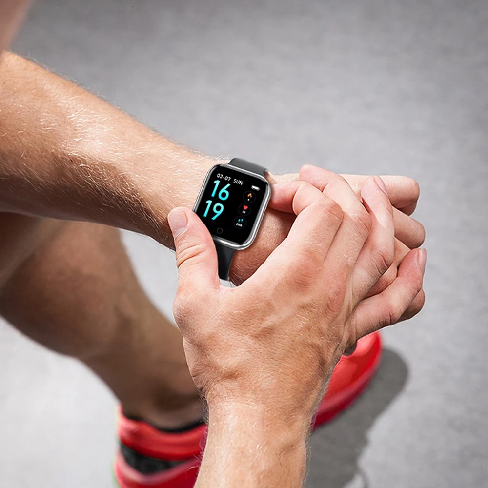 استراتيجيات التعافي بعد التمرين لعام 2025-رياضي يستخدم جهاز ذكي لمراقبة معدل ضربات القلب أثناء الراحة بعد التمرين.