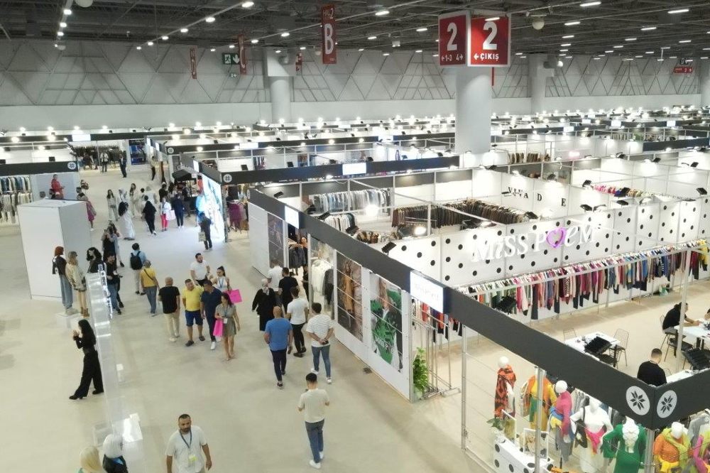 Clothing wholesale trade fair in Turkey with exhibitors and buyers in a large exhibition hall
